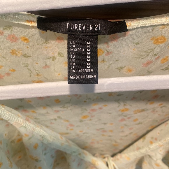 New condition, summer crop top - Picture 2 of 5